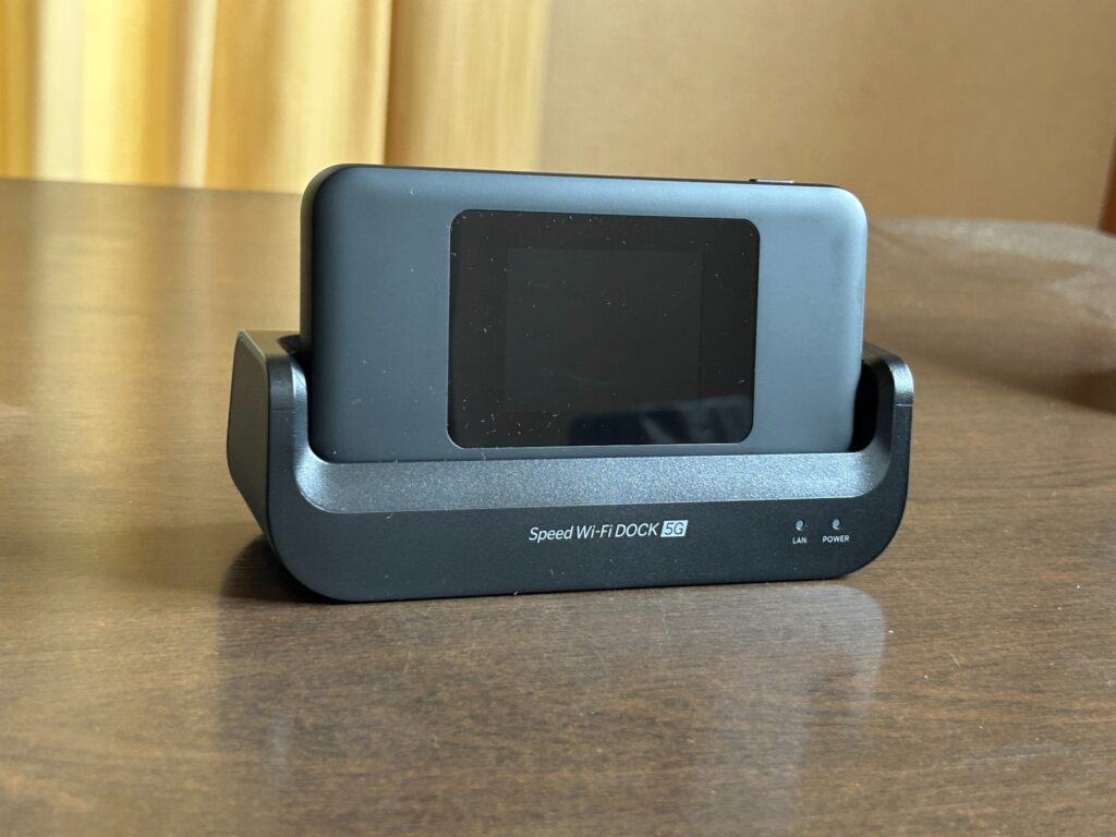 BIGLOBE WiMAXで使用しているSpeed Wi-Fi DOCK 5G 01を専用ドックに装着した様子