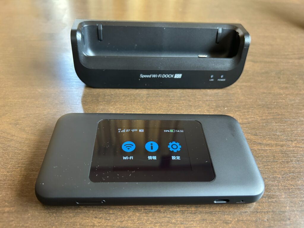 Wi-Fi、情報、設定メニューを表示したSpeed Wi-Fi DOCK 5G 01と専用ドック