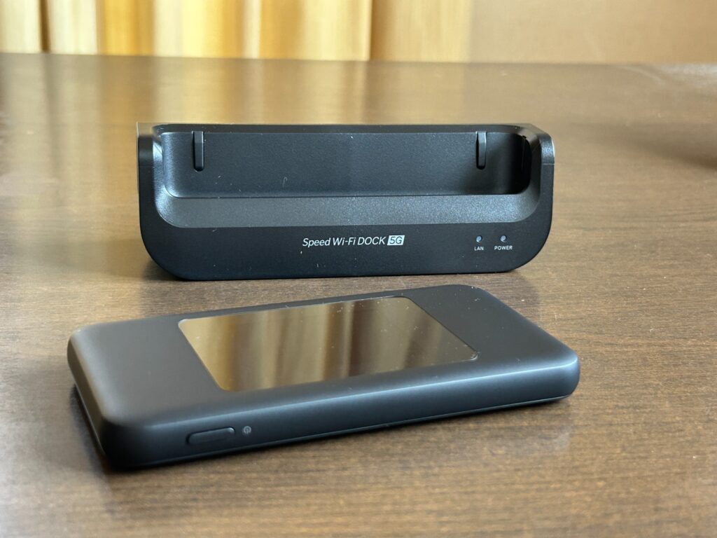 BIGLOBE WiMAXで使用するSpeed Wi-Fi DOCK 5G 01の電源ボタン側