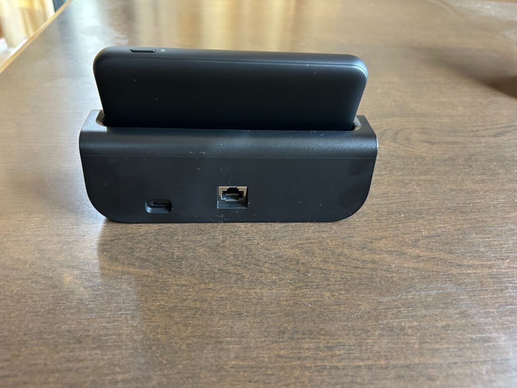 専用ドックに装着したSpeed Wi-Fi DOCK 5G 01の背面LANポートと電源端子