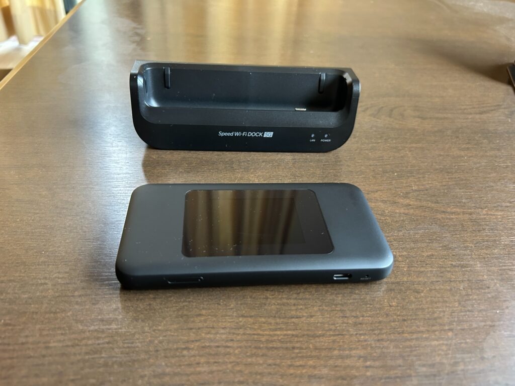 BIGLOBE WiMAXで使用しているSpeed Wi-Fi DOCK 5G 01本体と専用ドック