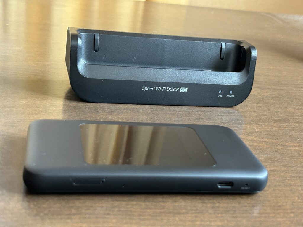 専用ドックから取り外したBIGLOBE WiMAXのSpeed Wi-Fi DOCK 5G 01本体