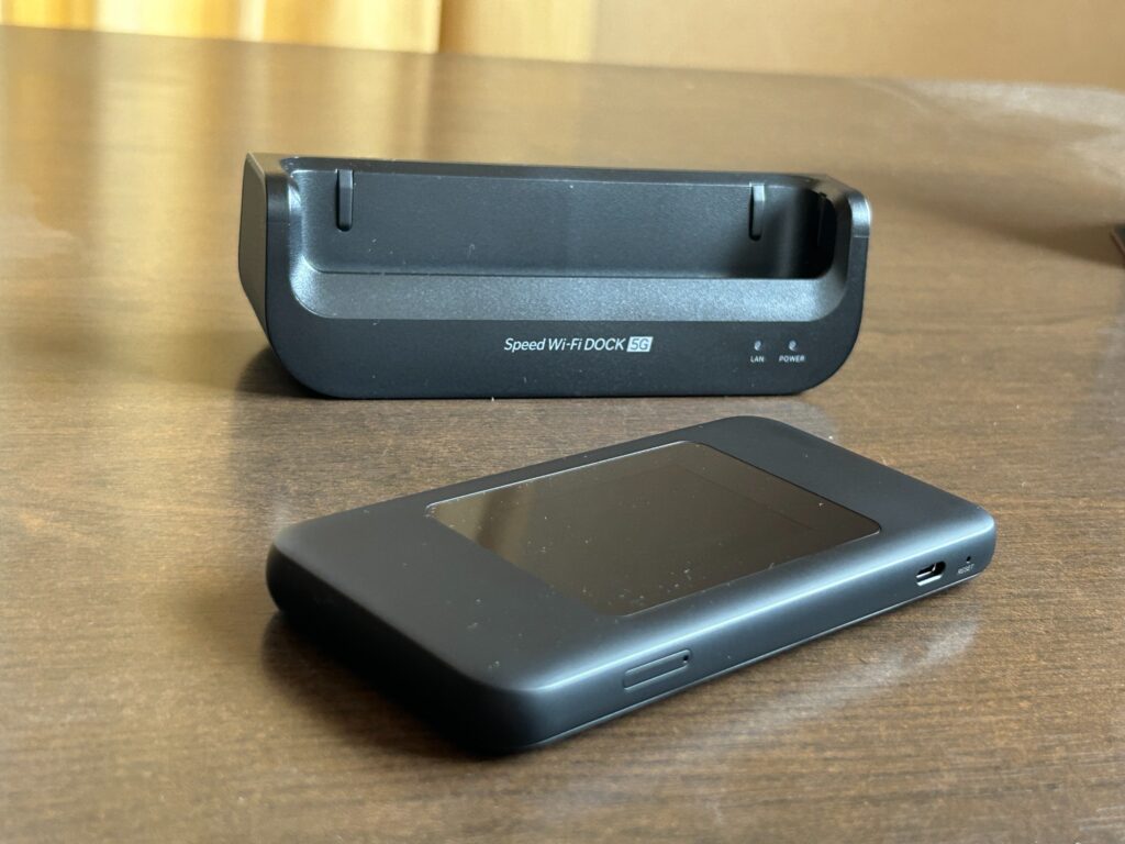 Speed Wi-Fi DOCK 5G 01の側面にあるUSB Type-C端子と専用ドック