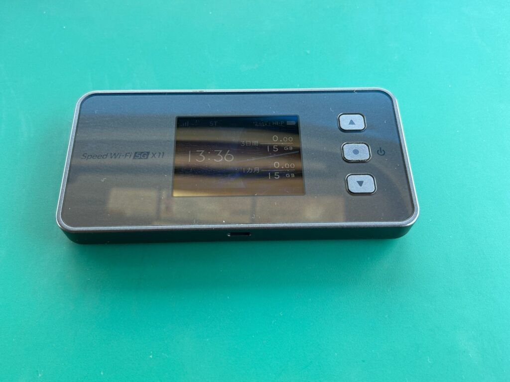 GMOとくとくBB WiMAXで実際に使用していたSpeed Wi-Fi 5G X11の正面と液晶画面