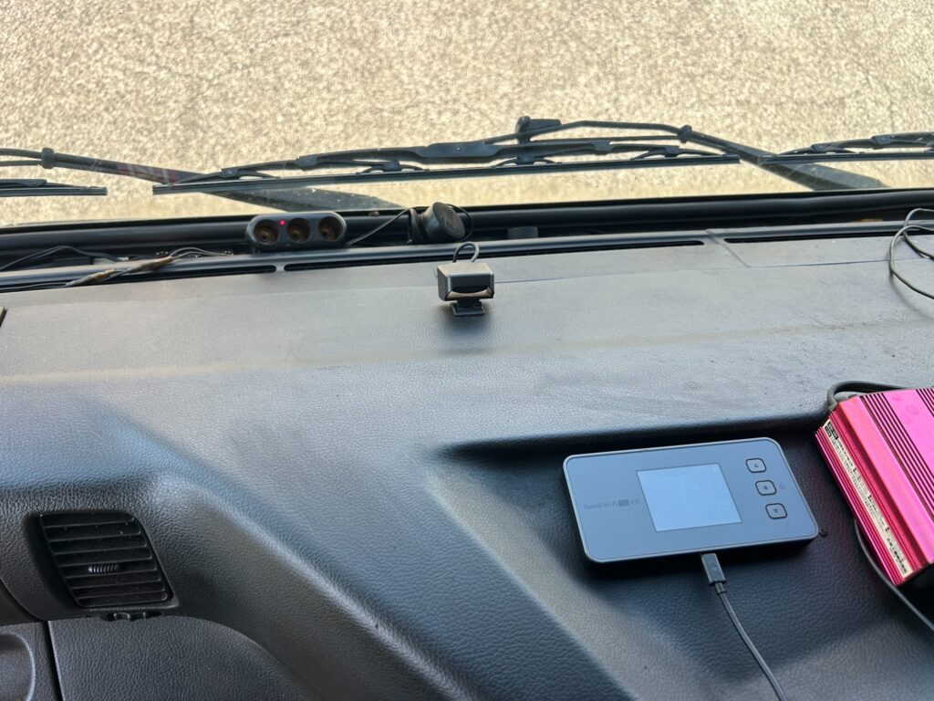 トラック車内のダッシュボードで充電しながら使用していたGMOとくとくBB WiMAXのSpeed Wi-Fi 5G X11