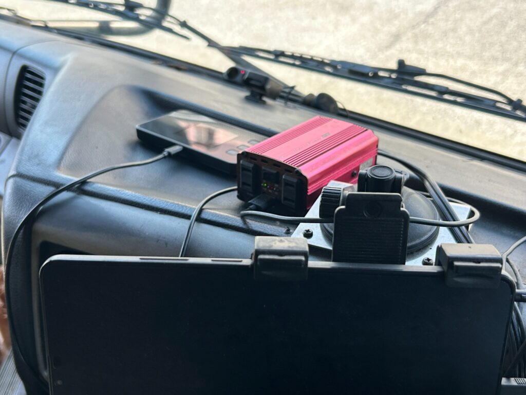 以前GMOとくとくBB WiMAXで使っていたSpeed Wi-Fi 5G X11を車内のタブレット横で使用している様子