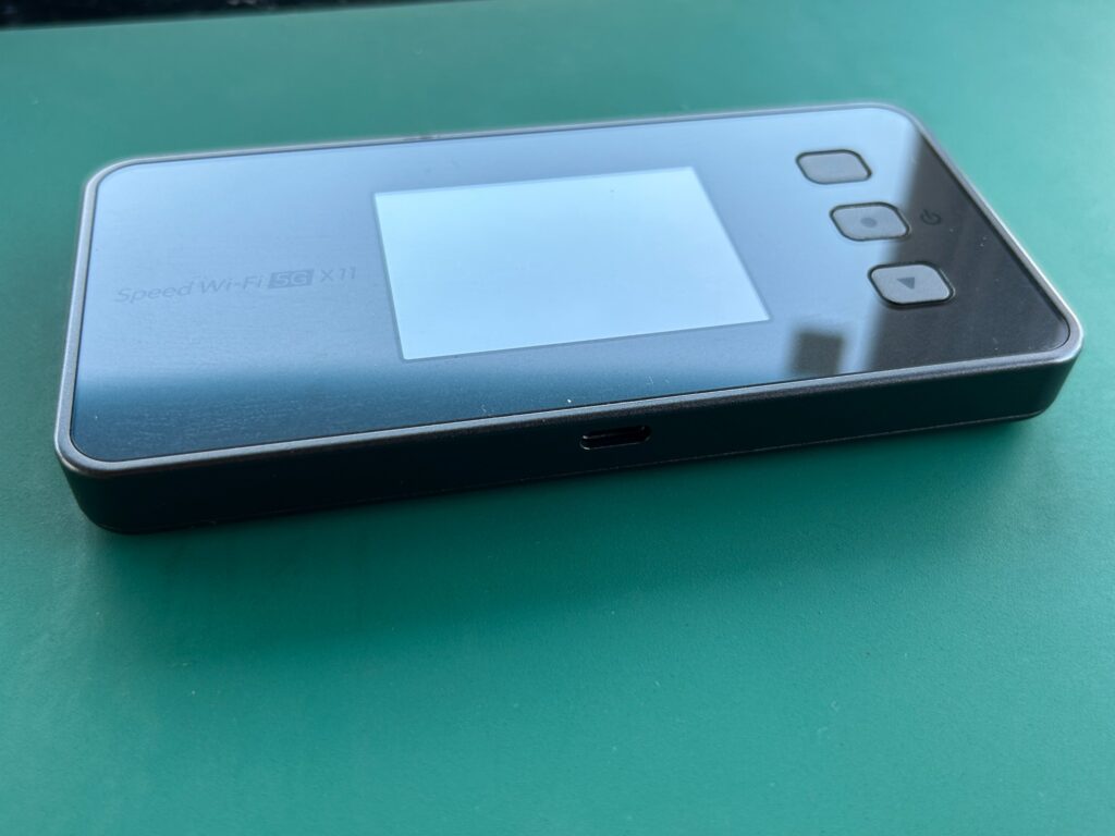 GMOとくとくBB WiMAXで使用したSpeed Wi-Fi 5G X11のUSB Type-C充電端子と本体